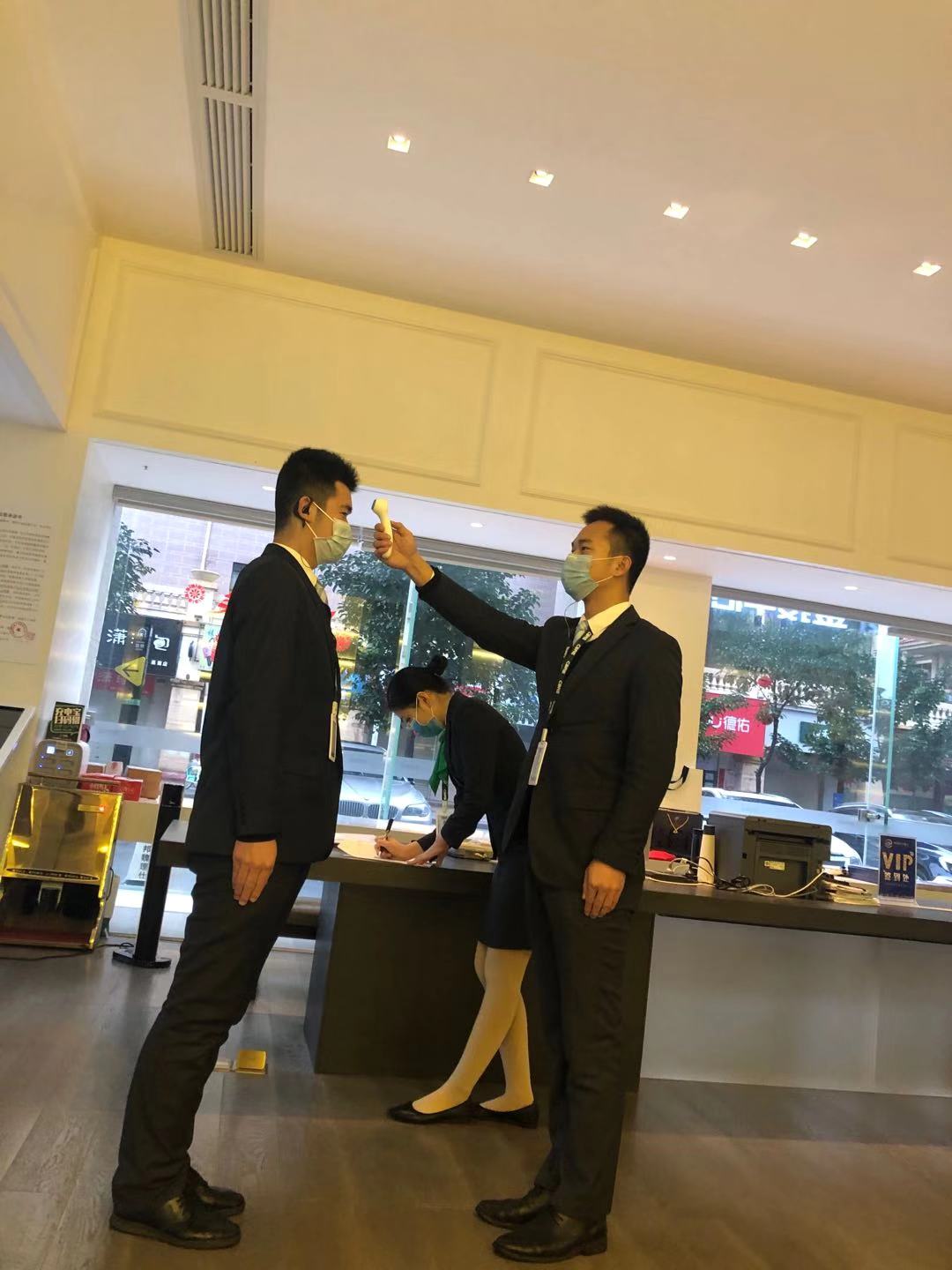 对员工每天早上测体温做记录并发口罩.jpg