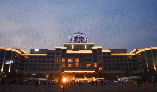 夜幕下的萨维尔度假酒店 图/王晓茵