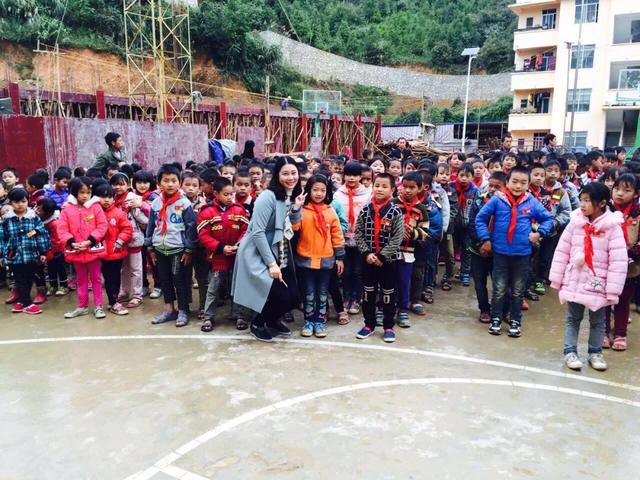 在那坡县百都乡坡牙村开展捐资助学活动