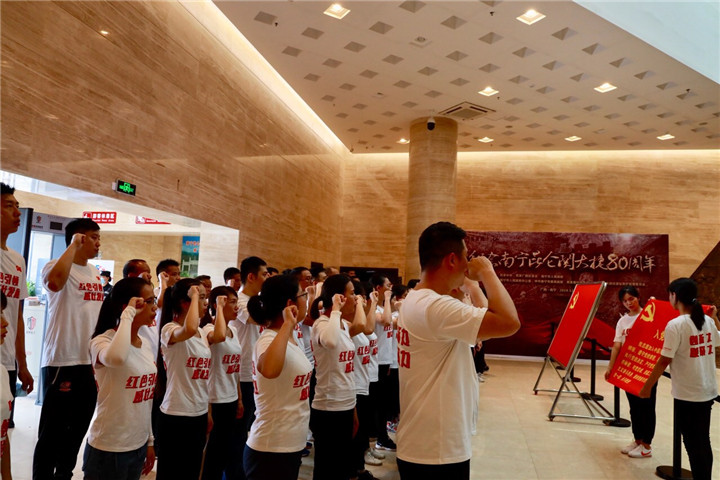 1597800156740964.jpg 全体党员庄严重温入党誓词 (2).jpg