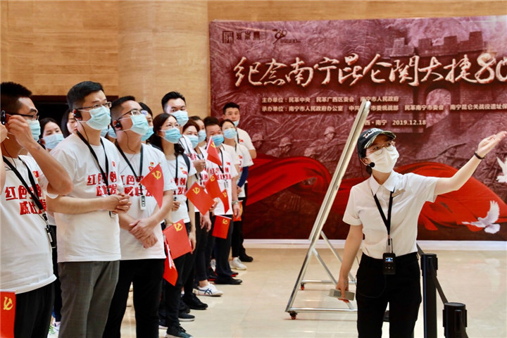 1597800202988483.jpg 讲解员为党员们简述昆仑关战役过程和战役作用地位.jpg