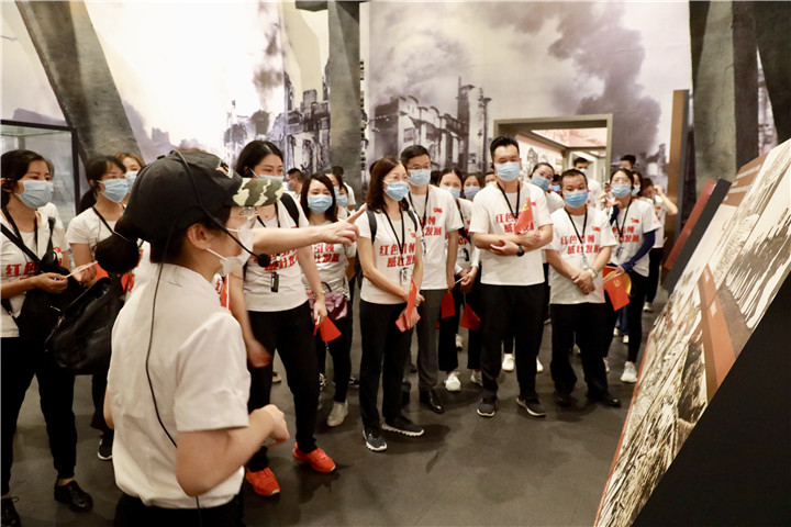 1597800225105879.jpg 讲解员带领全体成员参观昆仑关战役主题展厅.jpg