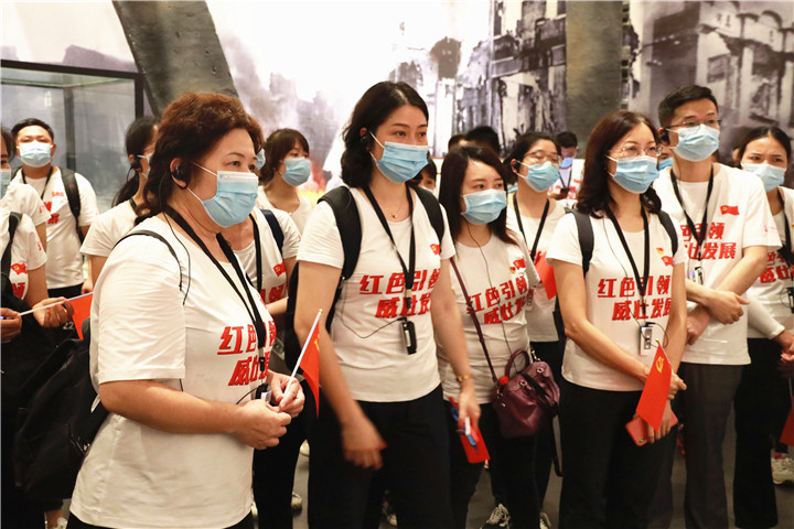 1597800236263999.jpg 讲解员带领全体成员参观主题展厅 (1).jpg