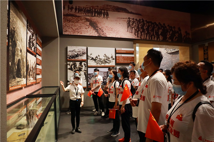 1597800314107699.jpg 讲解员带领全体成员参观主题展厅 (2).jpg