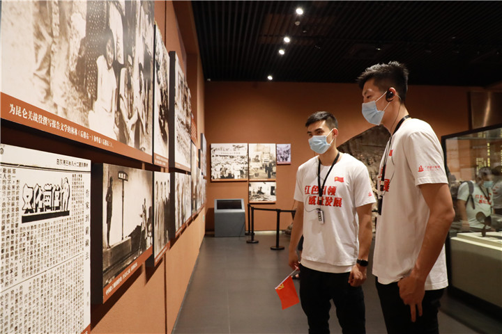 1597800536338617.jpg 党支部成员认真观看参观抗战时期文化宣传为主题的展区.jpg