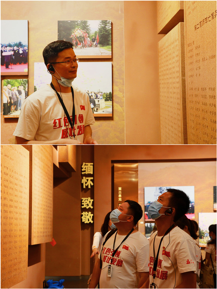 1597800561830341.jpg 党支部成员注视名单,缅怀先烈.jpg