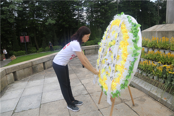 1597800594134216.jpg 威壮集团党支部书记叶卫东整理敬献花圈缎带.jpg