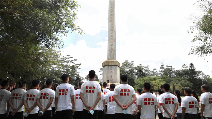 1597800633120876.jpg 全体成员目视纪念塔,深切缅怀抗战英烈.jpg