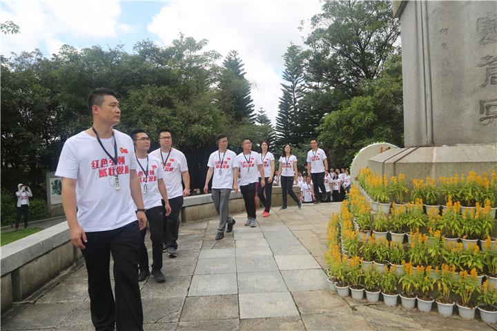 1597800645470896.jpg 全体党员环绕纪念塔瞻仰革命烈士.jpg