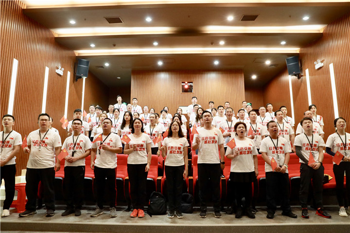 1597800719130433.jpg 全体成员高唱国歌.jpg