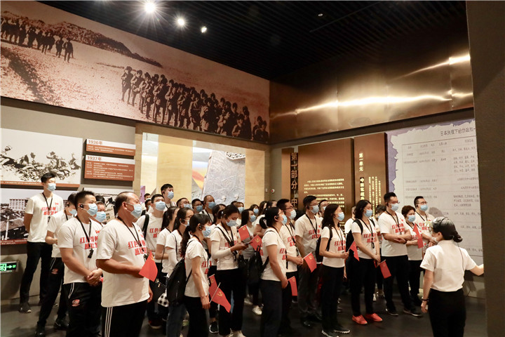 1597801209286978.jpg 讲解员为党员们讲解中国抗战情况为主题的展区.jpg