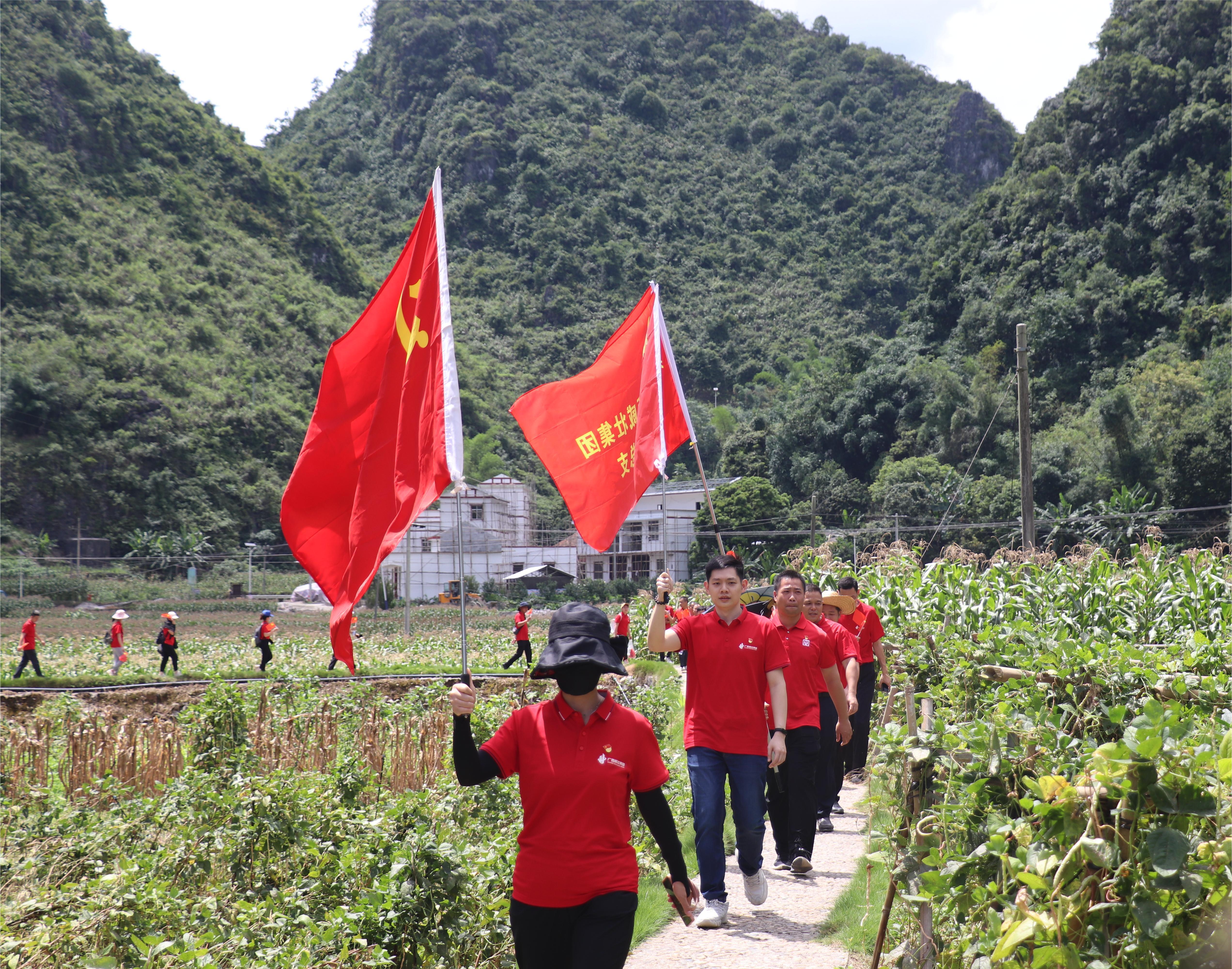 1657612560130911.jpg 3党员们行将军步道上前行.JPG